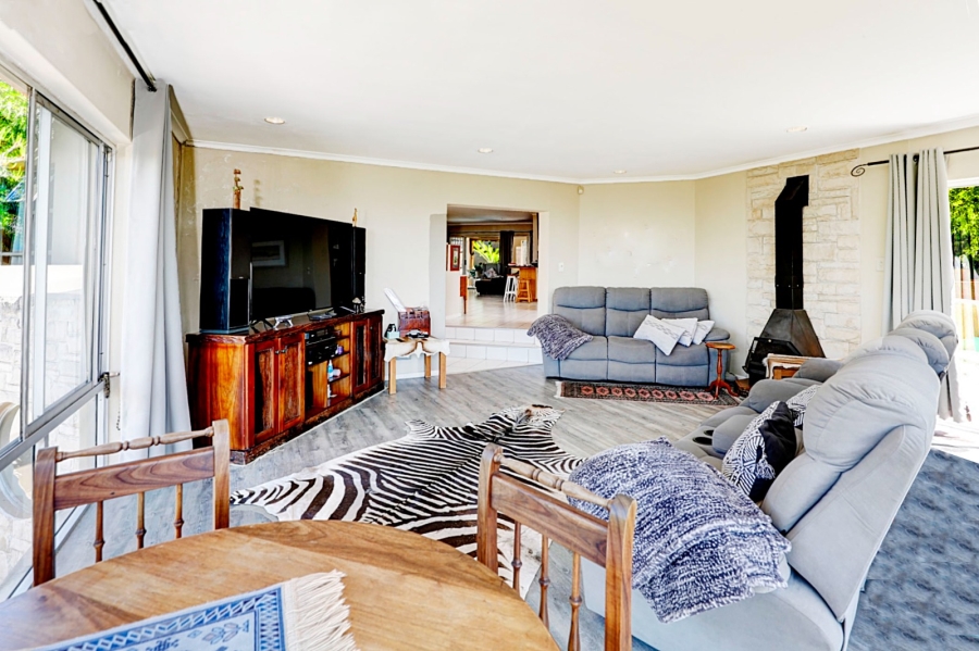 5 Bedroom Property for Sale in Loevenstein Western Cape